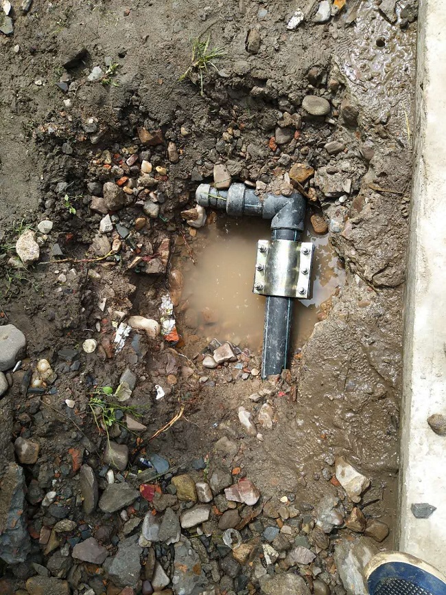 What are the ways to detect water leakage in pressure pipes?